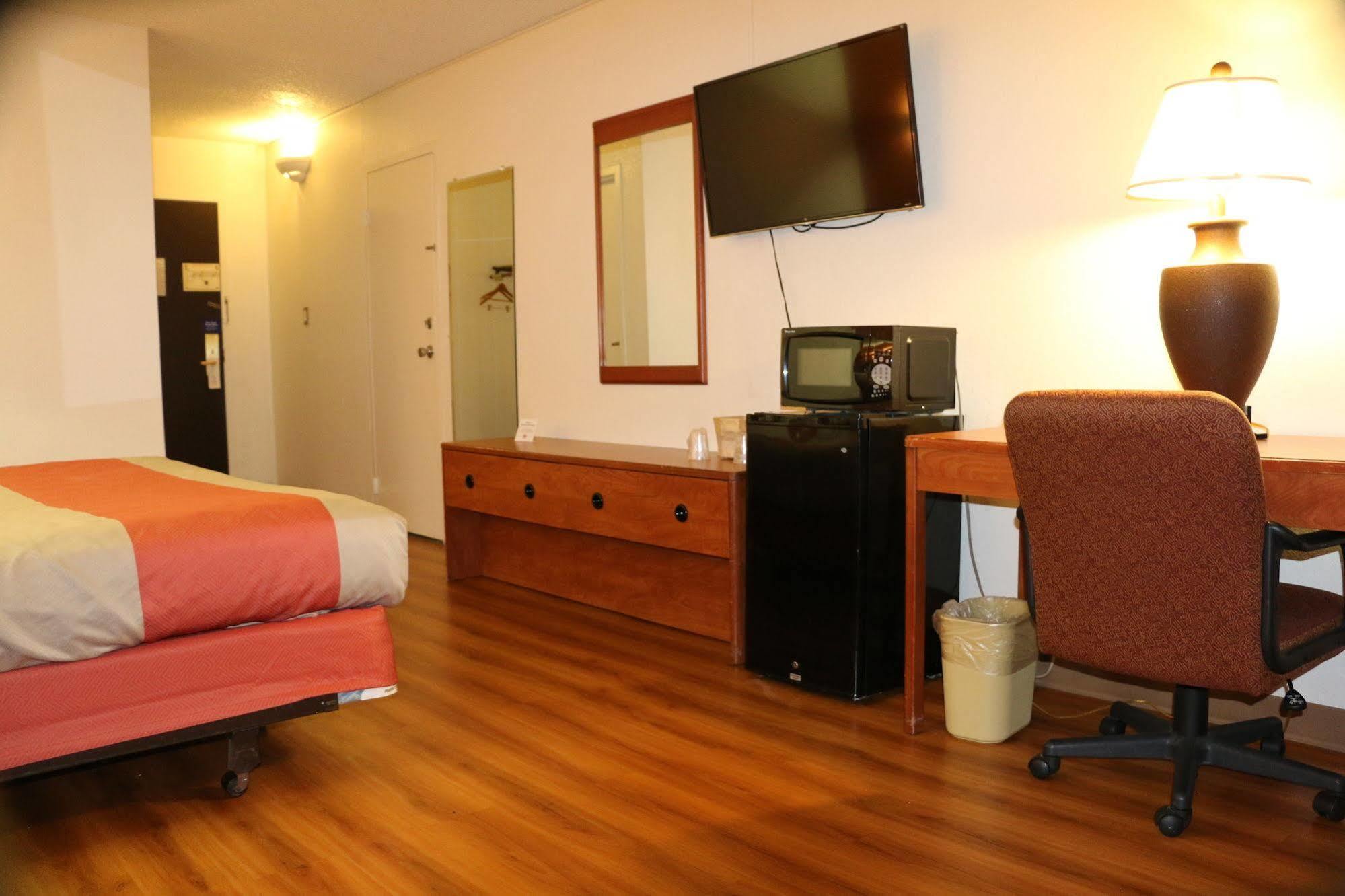 Sky Hotel At Tulsa Airport 외부 사진